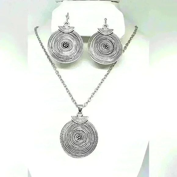 NWOT Exquisite Earrings and Necklace Set - Picture 1 of 5